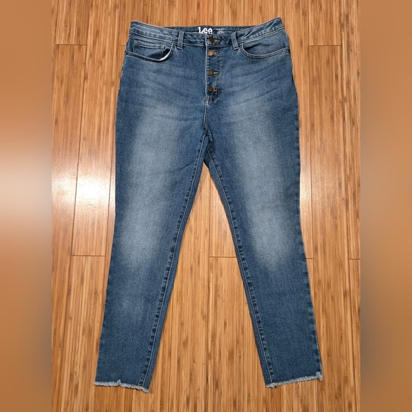 NWOT Lee Blue Ankle Cropped Jeans with Tapered Fit - Picture 1 of 9